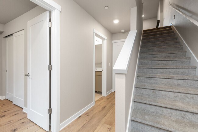 Building Photo - Modern 3 Bedroom Townhome with Designer Finishes in Lynnwood