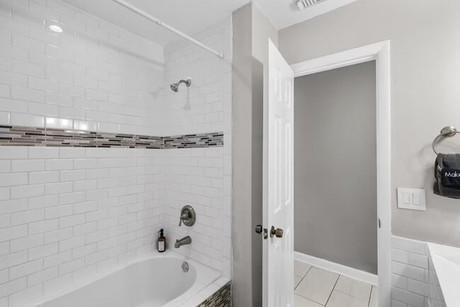 Building Photo - 730 SE White Ave