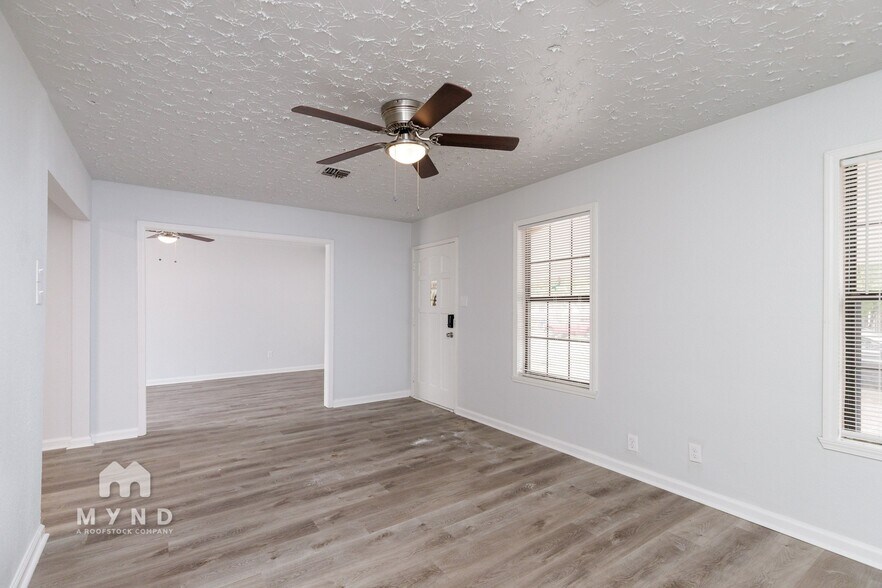 Building Photo - 2149 Karen Dr