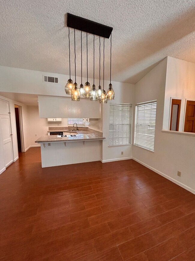 Building Photo - Cute home for rent in Visalia!