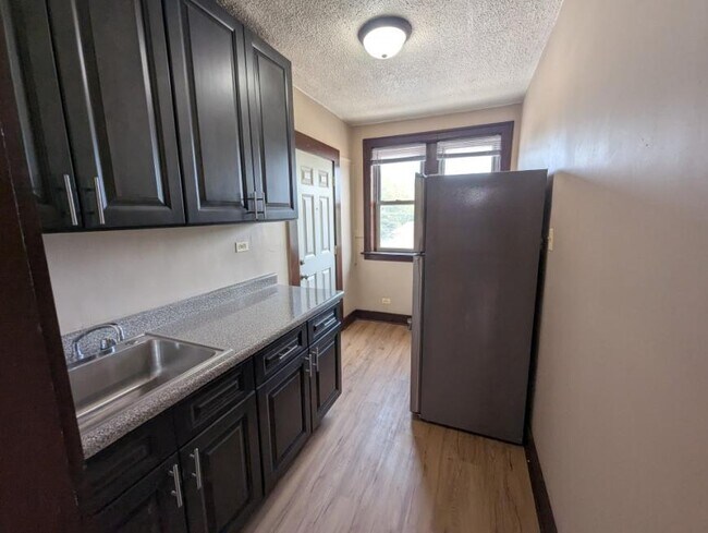Building Photo - 1 bedroom in CICERO IL 60804