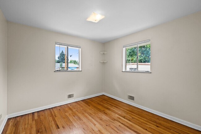 Building Photo - Fantastic Two Bedroom Duplex in University Neighborhood!