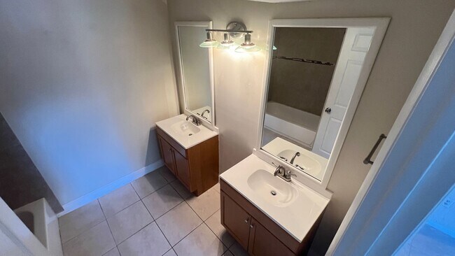 Building Photo - Cozy 2 BD/ 2 BA Apartment in Palm Bay! Washer and Dryer INCLUDED!