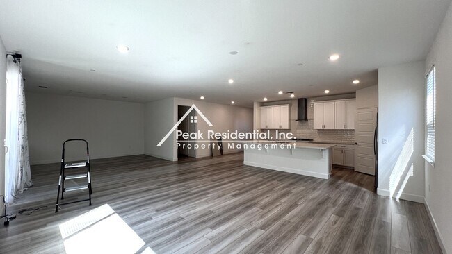Building Photo - Still looks new. 4-bedroom home in North N...