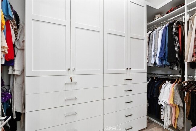 Building Photo - 124 Sculpture