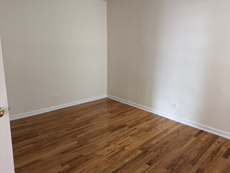 Building Photo - 912 W Dakin St