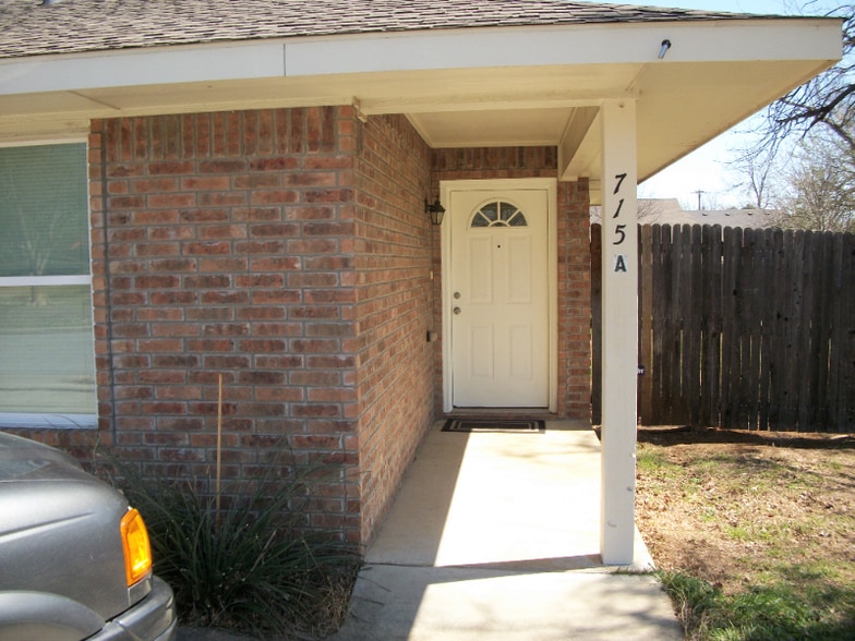 Building Photo - 715 N Pecan St