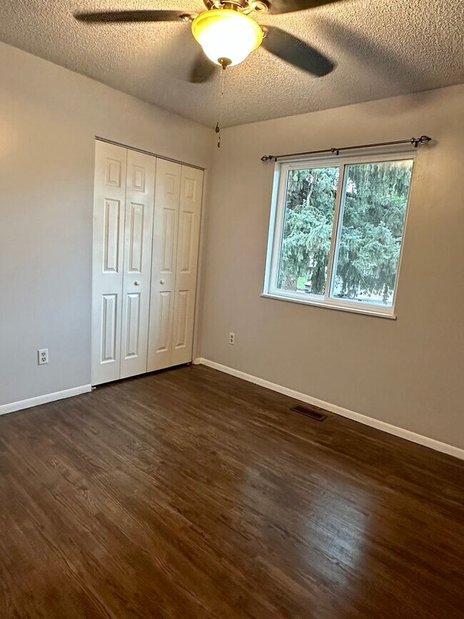 Building Photo - Updated Split-Level Gem | 5BD, 3BA | Large...