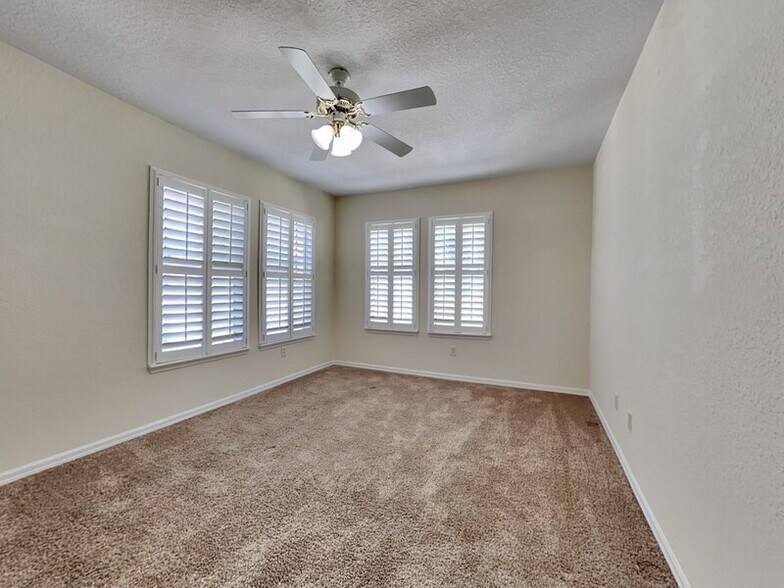 Building Photo - 3315 W De Leon St