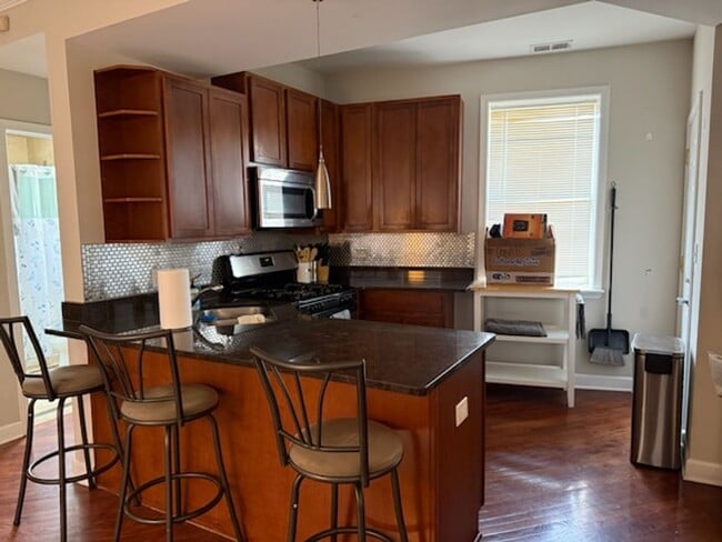 Building Photo - Beautiful 1 Bed / 1 Bath Apartment Available July 1st in Rogers Park!