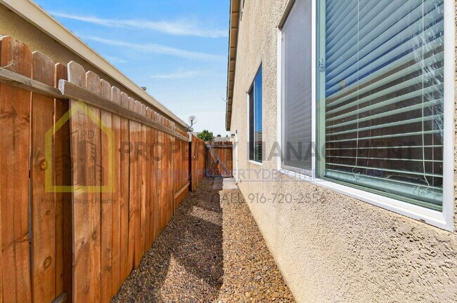 Building Photo - Spacious 3-Bed, 2-Bath Retreat on Charm Way