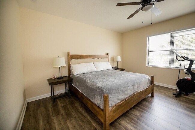 Building Photo - 6115 Bangalow Dr