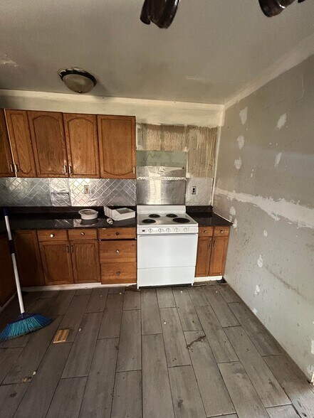 Building Photo - 3819 Kossuth Ave