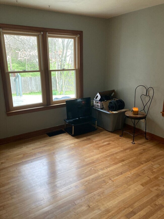 Building Photo - 3 bedroom, 1 bath House: Available August 2026!