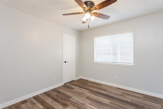 Building Photo - 5211 Bay Pines Dr