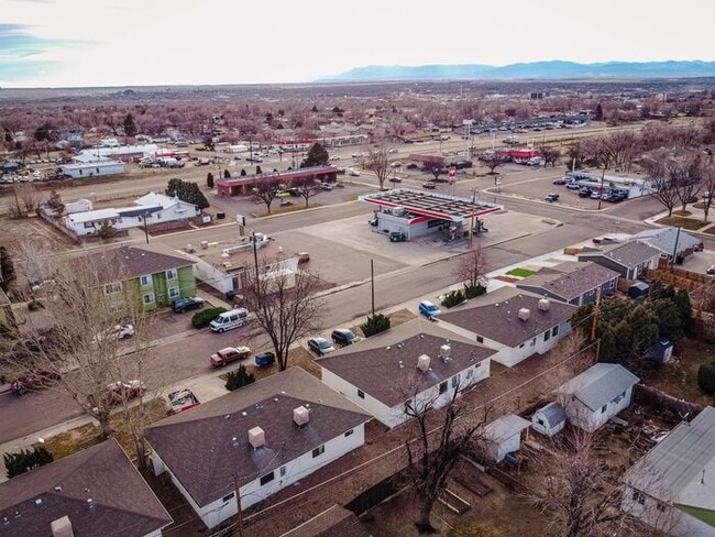 Building Photo - Renovated Charming 2-Bedroom Duplex