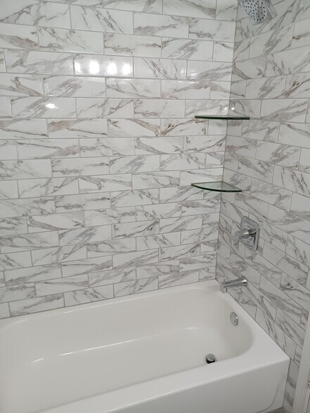 Hall bathroom - View 2 - 2208 Clark Ct
