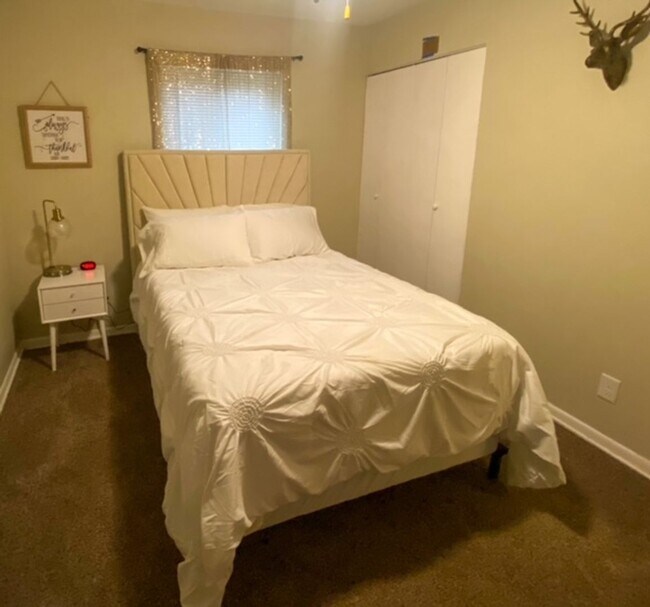 Building Photo - ? 12 Month Lease Pricing ? Fully Furnished Rental Property ? First floor duplex unit. Large yard.