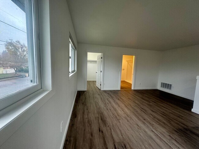 Building Photo - 2525 SE Thompson St