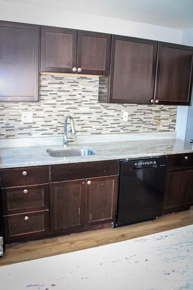 Building Photo - Stunning 3-Bedroom Home with Modern Amenit...