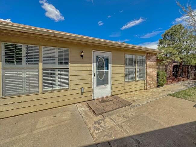 Primary Photo - 2317 N Thomas Dr