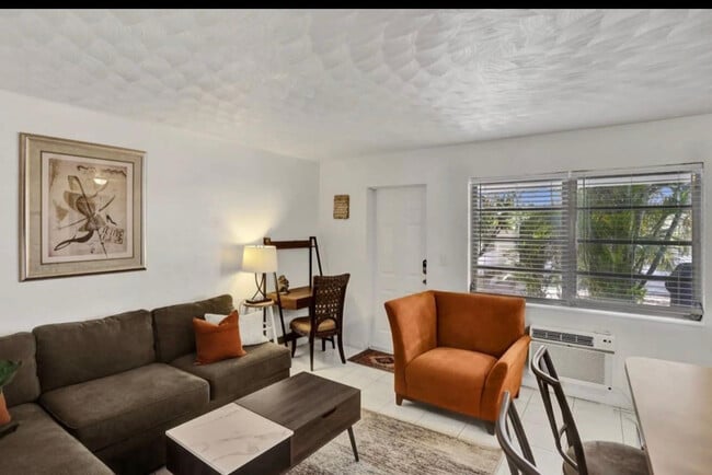 Building Photo - 820 NE 16th Ave