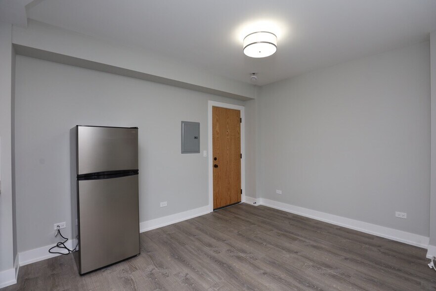 Building Photo - 510 W Belmont Ave