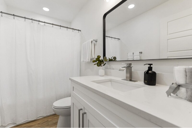 Building Photo - 1004 Middle Ln