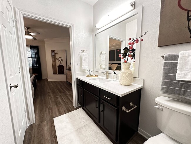 Building Photo - Luxury + Location: Limited-Time Savings!