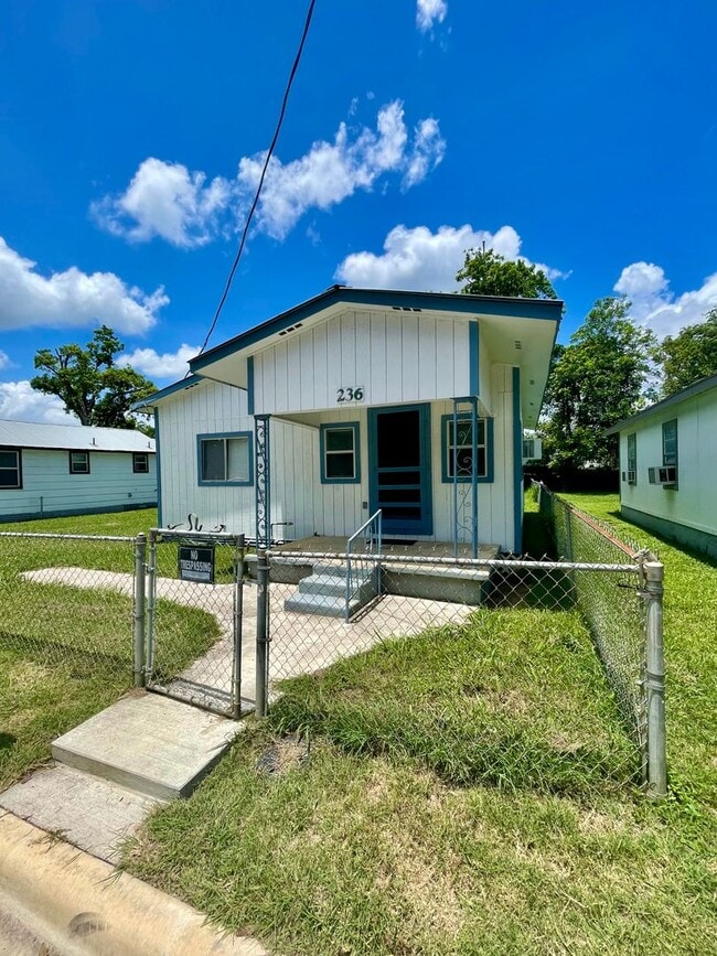 Building Photo - 2 Bedroom - New & Improved - Centrally Loc...