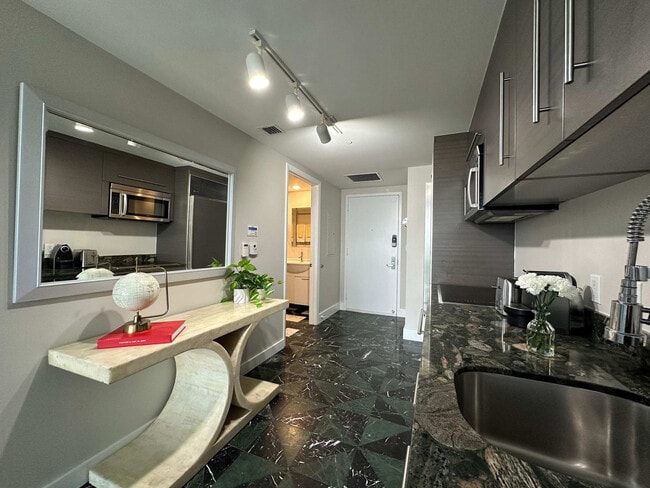 Building Photo - 485 Brickell Ave