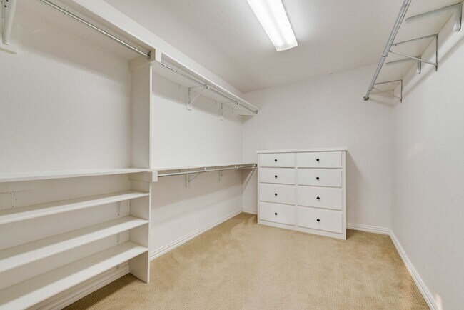 Building Photo - Spacious Elegance 5-Bed, 4.5-Bath Home with outside oasis