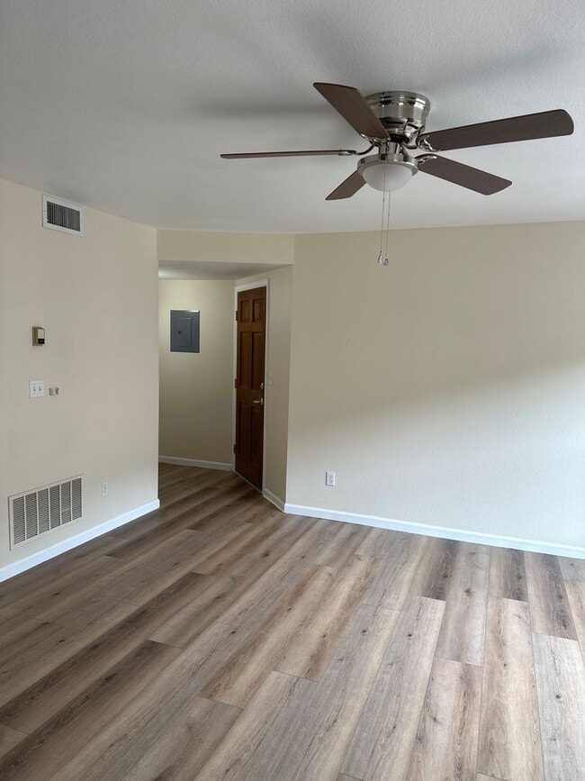 Building Photo - 2 Bedroom Condo in West Glenwood
