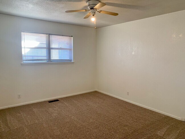 Building Photo - 3 Bed, 2 Bath Home in the Village!