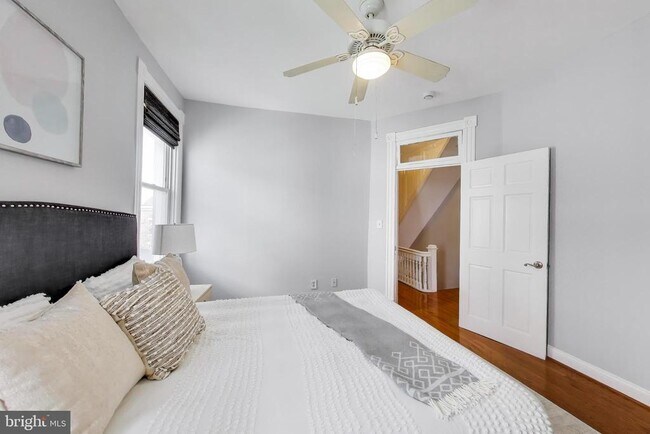 Building Photo - 1006 Otis Pl NW