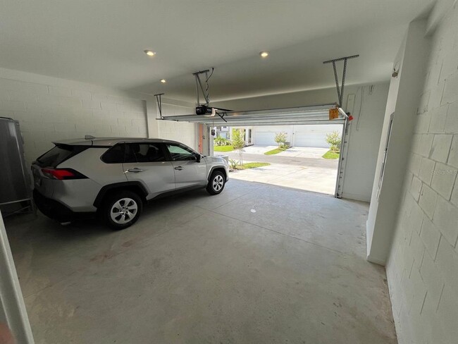 Building Photo - 9815 Walkway Dr