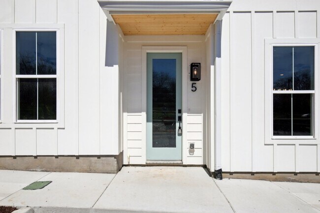 Building Photo - 341 Archwood Dr