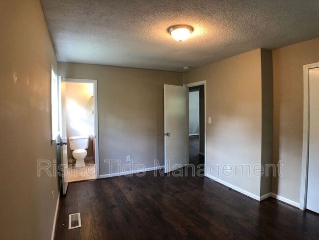 Building Photo - 1605 5th Pl NW