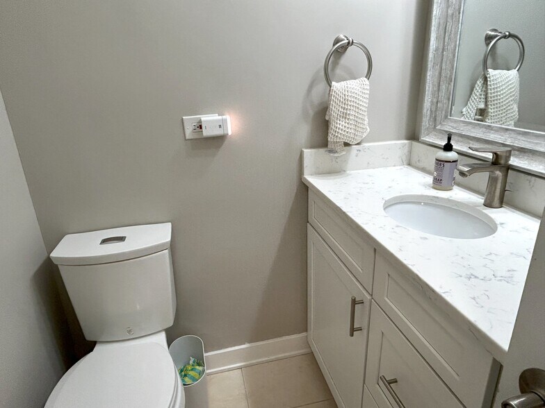 Building Photo - 5601 N Sheridan Rd