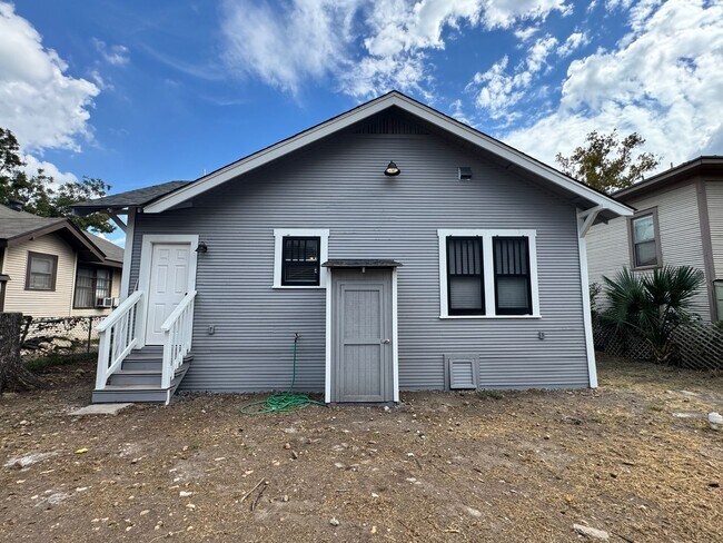 Building Photo - Move-In Ready & Recently Updated 2-Bedroom...