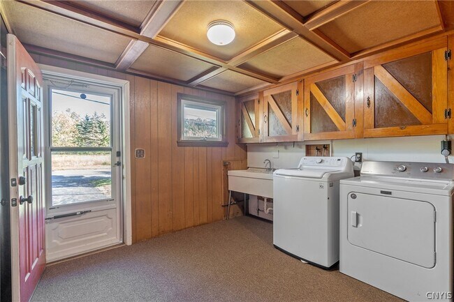 Building Photo - 6555 Woodchuck Hill Rd