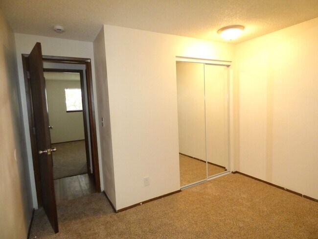 Building Photo - Rent Special: 1/2 Off April's Rent!!