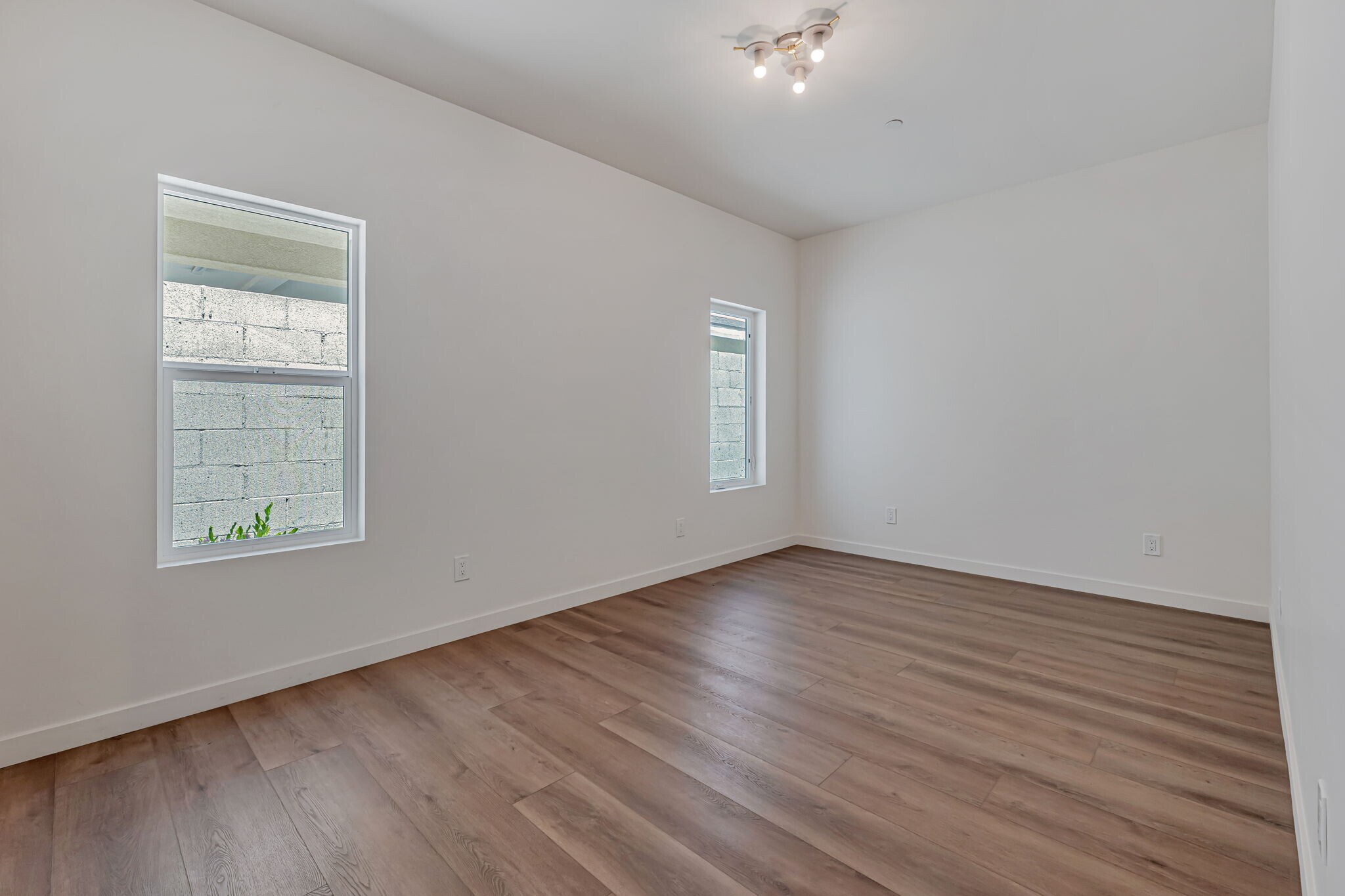Building Photo - 416 S Ave 56