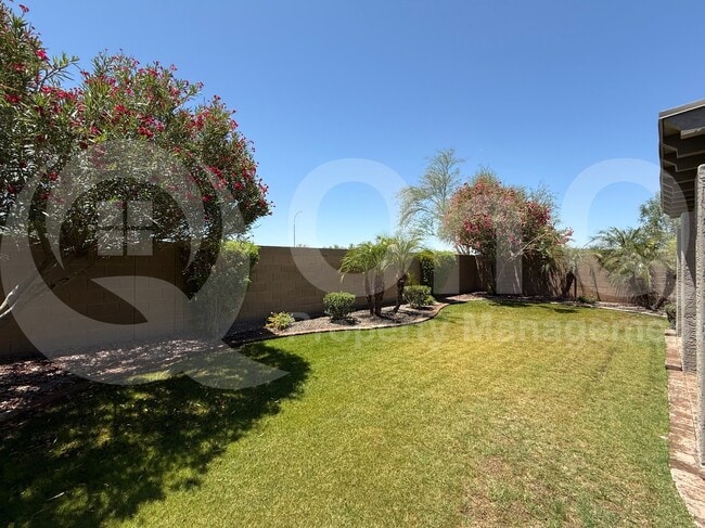 Building Photo - 995 E Blue Spruce Ln