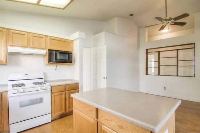 Building Photo - Great 3 Bedroom, 2 Bath 1524 Sqft. Rancho ...