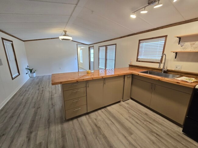 Building Photo - 960 N Rock Crusher Rd