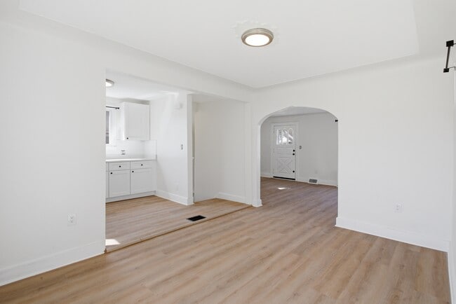 Building Photo - 41 W George Ave