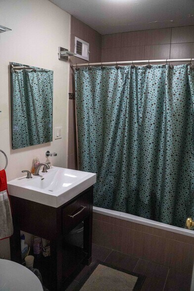 Building Photo - 6157 N Sheridan Rd