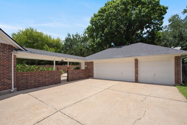 Building Photo - 1303 Red Oak Ct