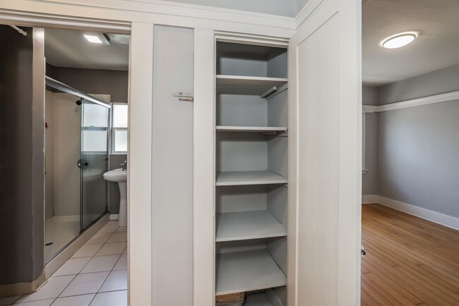 Building Photo - Beautiful 1918 Oakland Home!!